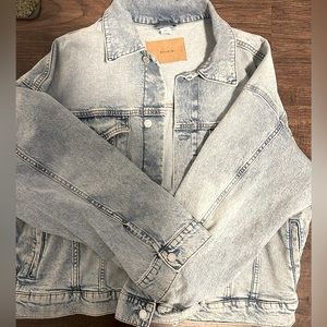 Brand: H&M
Colour: washed blue 
Size: US M 
Material: jeans